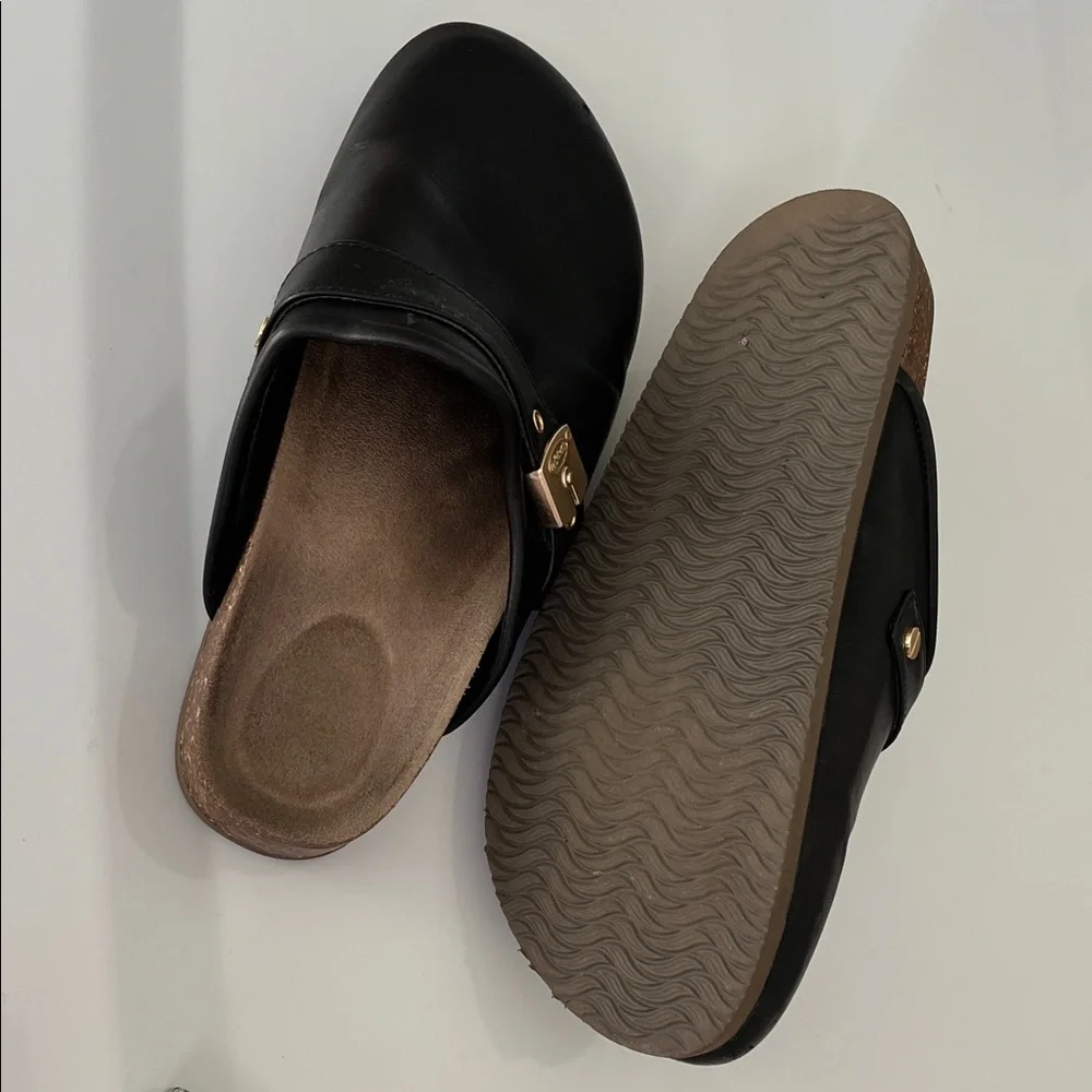 Dr. Scholl's Black Sandals with Gold Buckle - Picture 4 of 4